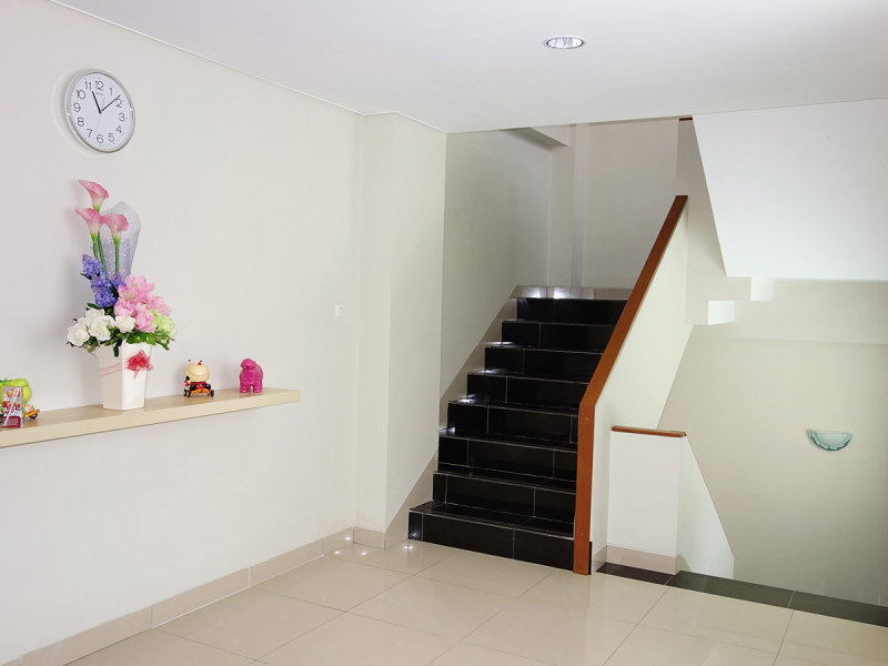 Hallway & Staircase 5
