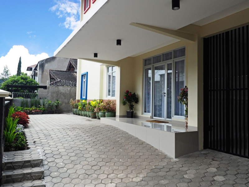 Facade & Entrance